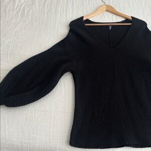 1 State Long Balloon Sleeve V-Neck Statement Sweater